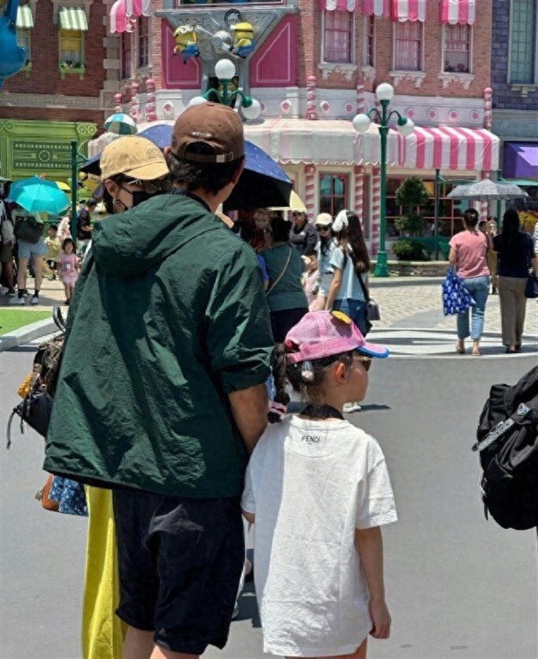 新加坡偶遇唐嫣罗晋一家三口！造谣次次被打脸，婚变传闻彻底碎了