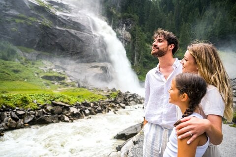 Familie steht beim Krimmler Wasserfall | © krimmler-wasserwelten.at/Stabentheiner
