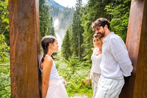 Familie lacht und Krimmler Wasserfall im Hintergrund | © krimmler-wasserwelten.at/Stabentheiner