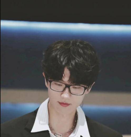 许嵩、华晨宇，谁是音乐圈翘楚？梁源：许嵩永远比不过华晨宇