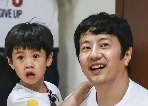 刘芸儿子现身机场,穿黑外套配白T恤很休闲,15岁Jagger和郑钧一样高