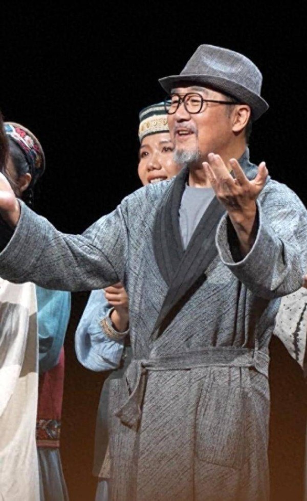 柯蓝和男友约会看话剧！柯蓝老了、黄志忠显拘谨，相恋15年仍不婚