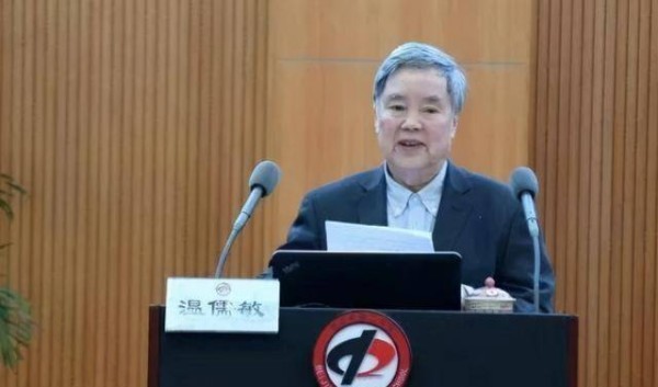 《平凡的世界》凭什么被捧上神坛？北大教授：文盲才看他的书