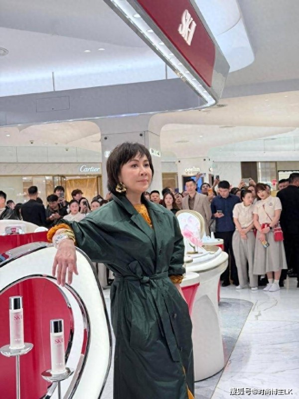 刘嘉玲都60岁了，线下商场拍到的生图，居然还像有股女强人范儿？