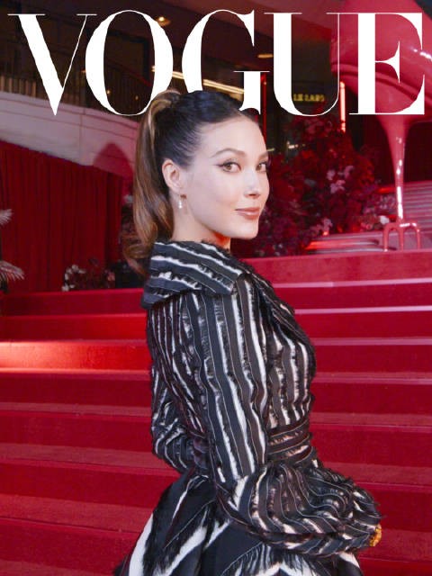 谷爱凌亮相普拉达女王2红毯飞吻定格高光时刻