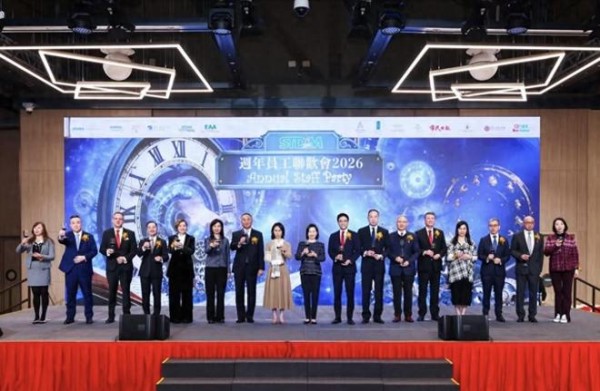 霍启山亮相澳娱联欢会，以董事身份出席，与何超琼站中间又高又帅