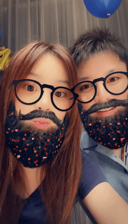 当天，甜馨也在社交平台上晒出与爸爸的合照，并发文称：“生日快乐爸爸！Happy birthday！！永远爱你噢！”