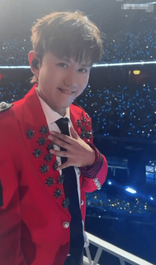 当天，何炅、李维嘉、吴昕、宋丹丹、王祖蓝、沈凌等明星纷纷现身张杰演唱会。