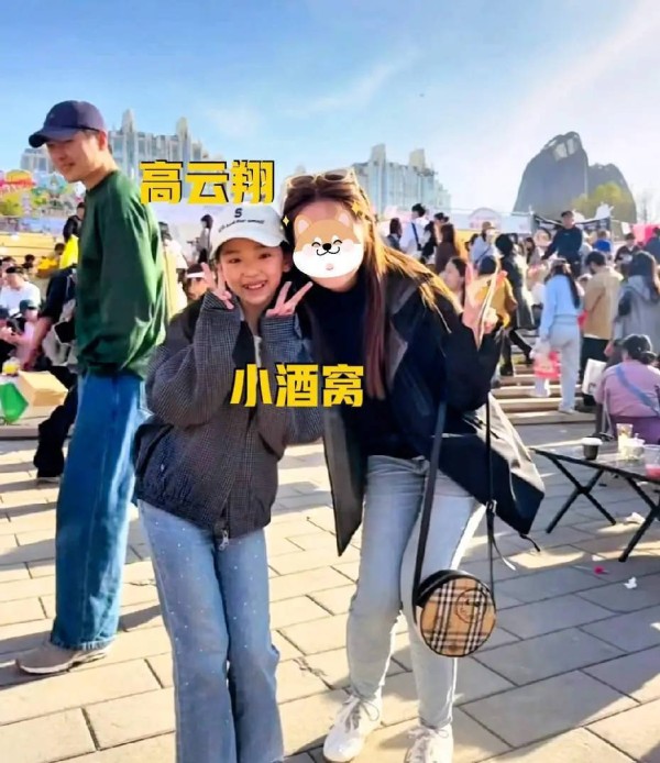 小酒窝和高云翔逛面包节被偶遇！小酒窝笑容灿烂元气满满