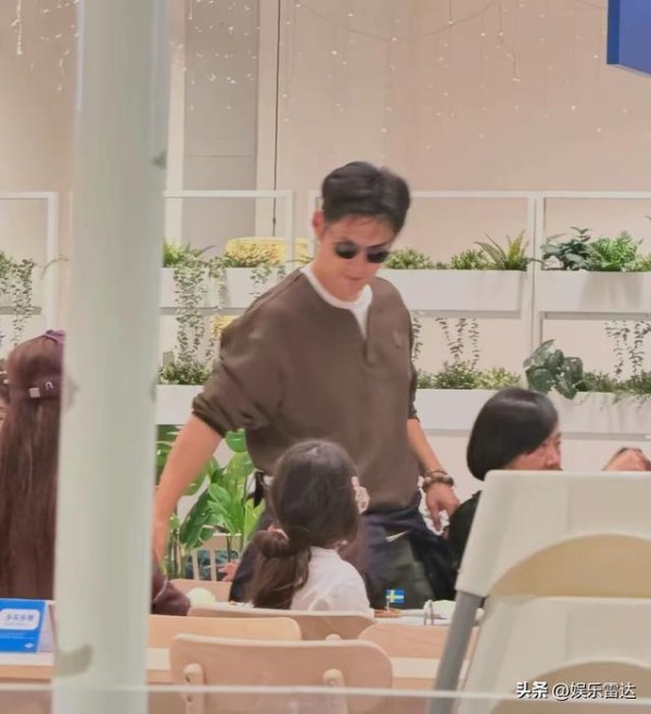 47岁严屹宽近照曝光,发量多到不像话,这才是古早男神天花板!