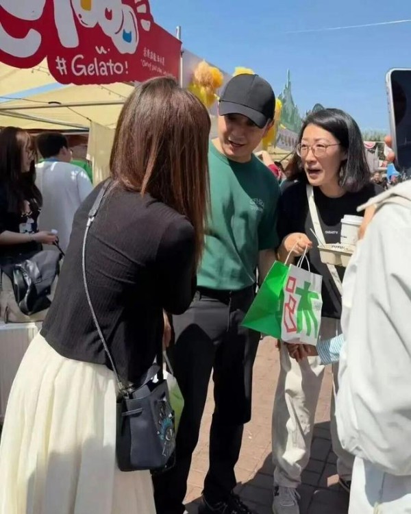 43岁尼格买提逛集市被偶遇,这胸肌饱满得十分吸睛