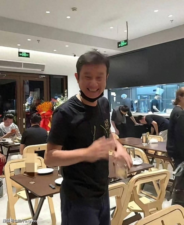 文章上海开面馆生意好,顾客凌晨12点排队,32元一碗网友夸太便宜