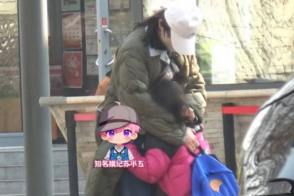 白百何带4岁半儿子就诊,素颜穿羽绒服很低调,二胎成长细节曝光