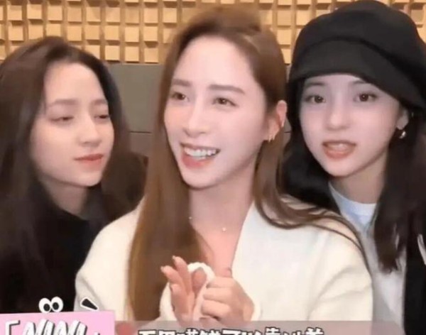 欧阳妮妮被质疑针对妹妹!曝光欧阳娜娜素颜,自己全妆叫对方保姆