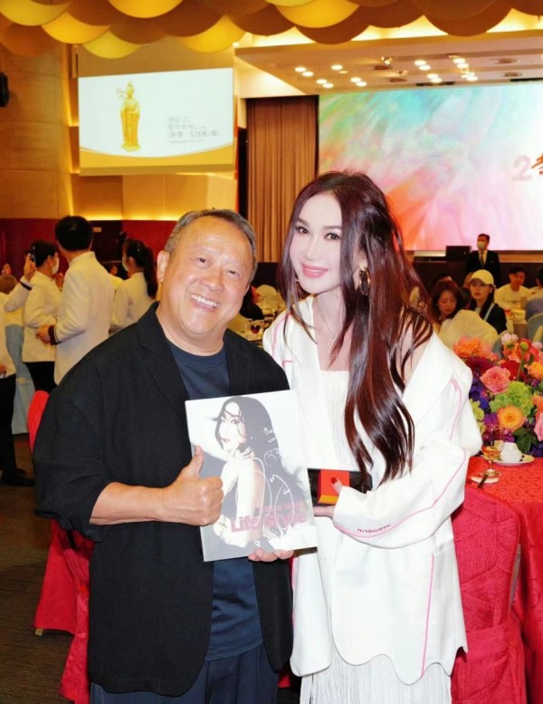 温碧霞出席曾志伟73岁生日宴,晒和邱淑贞合照,快60岁状态太好了