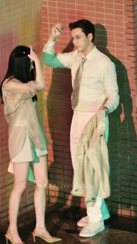 陈伟霆、向涵之新剧雨夜戏路透，这么有氛围感的地方原来是放垃圾桶的嘛