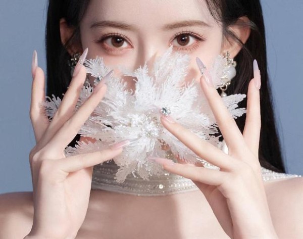 搜狐娱乐讯 14日,工作室发布了一组孟子义美图。