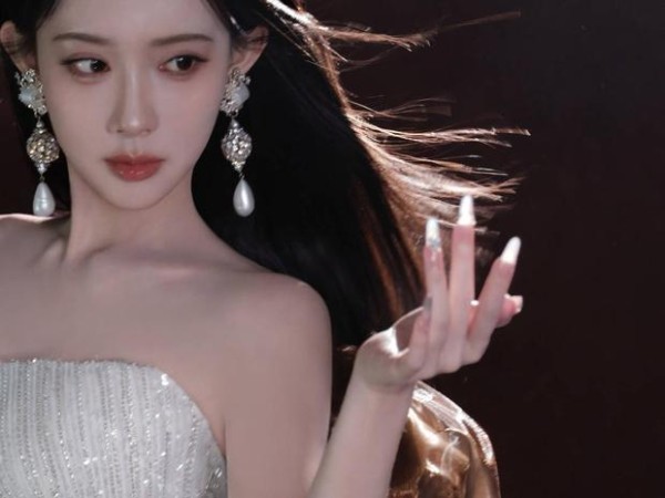 孟子义银闪抹胸裙搭珍珠耳饰,眼神慵懒,又飒又美。
