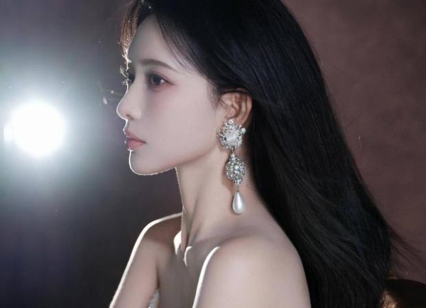 孟子义侧颜逆光出镜,珍珠耳饰点缀,清冷又高级。