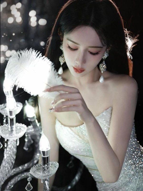 孟子义温柔贵气,氛围感拉满。