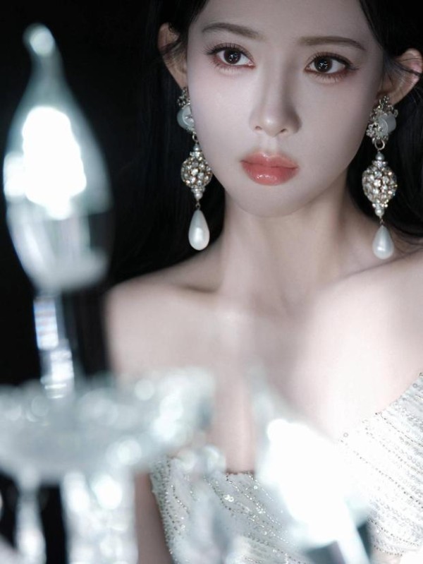 孟子义抬眸直视镜头,冷艳又神秘。