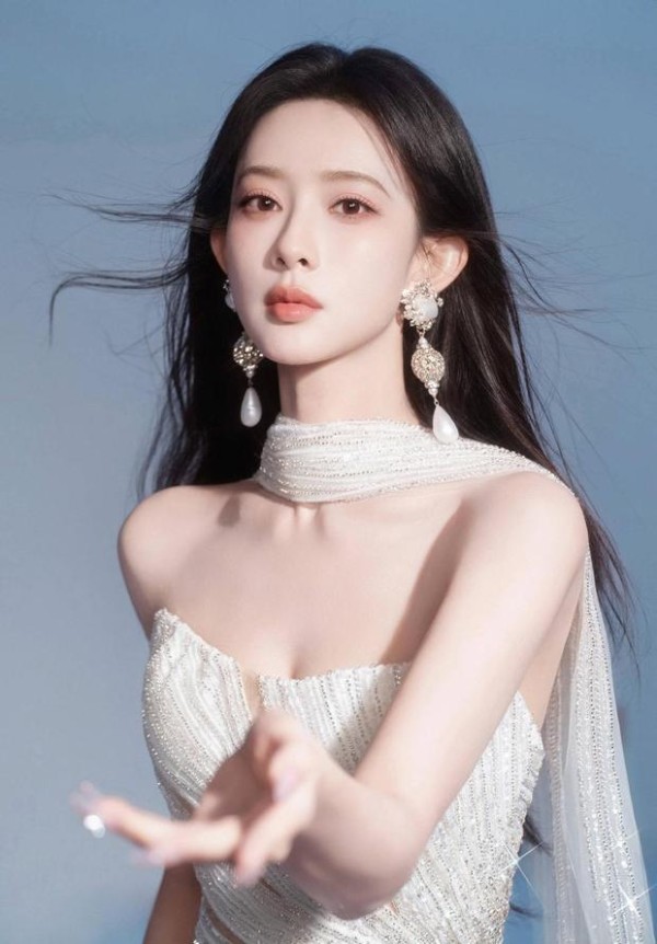 孟子义气质清冷又灵动,像童话里的公主。