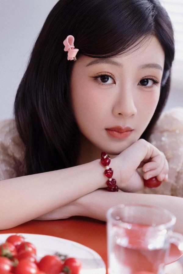 杨紫头戴粉色小卡子。