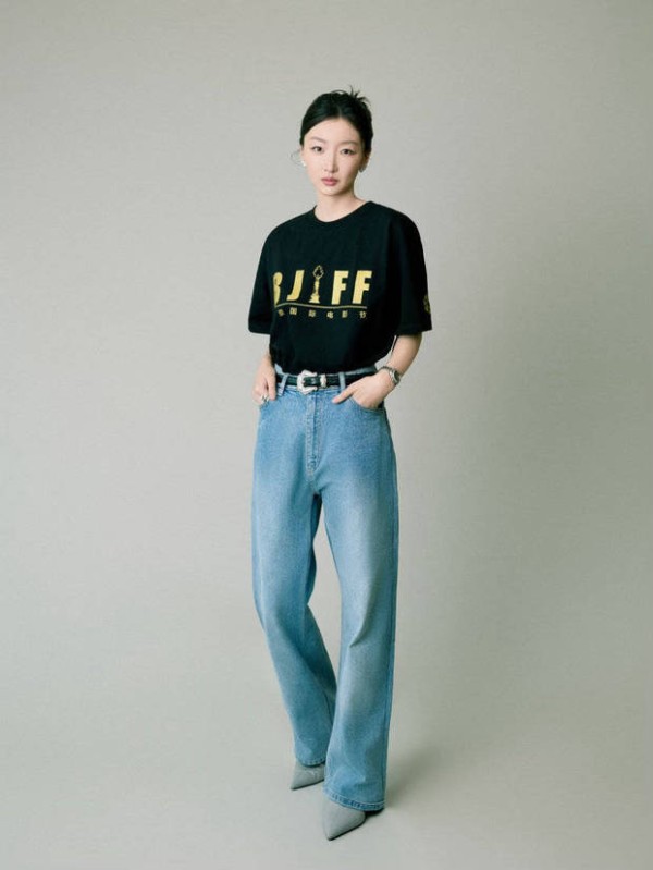 周冬雨双手插兜，简约穿搭尽显松弛干练的气质。