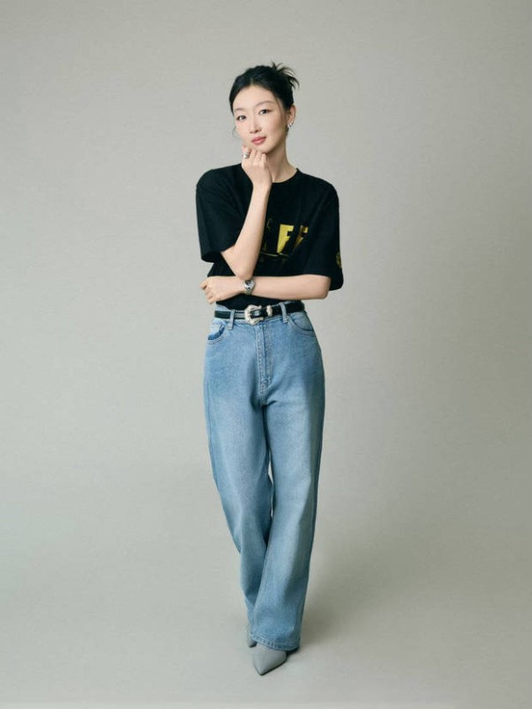 周冬雨黑T恤配牛仔裤慵懒随性