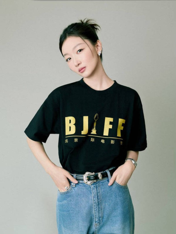 周冬雨手插兜歪头凝视镜头，简约穿搭衬出利落飒爽，气场十足。