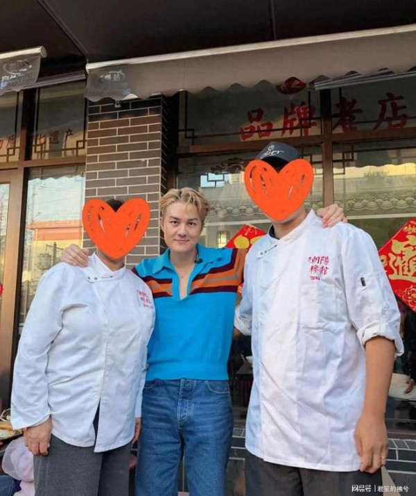 吴克群现身临沂探店，蓝橙条纹衫配牛仔裤，与厨师合影亲和力十足