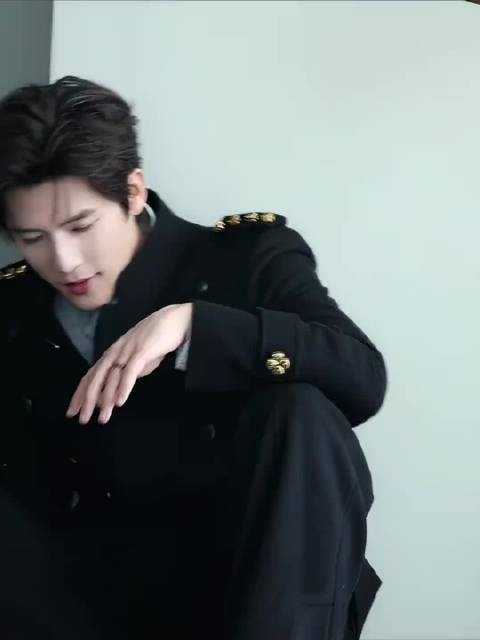 王安宇黑色背心造型展现优越身形与高颜值