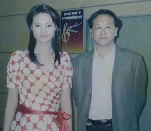 年轻时的刘芳菲与友人的一张合影，那时候的她清纯美丽