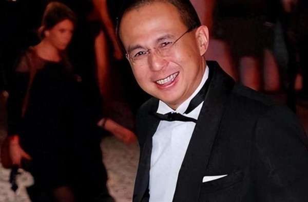 李泽楷和梁洛施十年同框零牵手，媒体说复合其实连手都没拉过