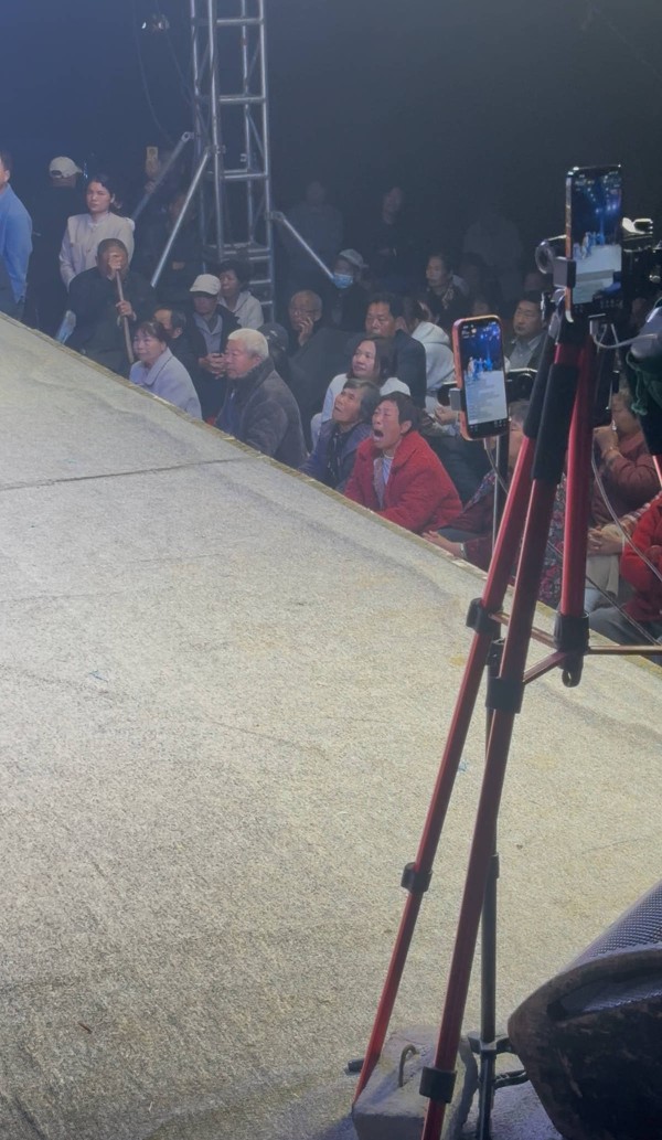 河南一豫剧团下乡演出台下观众痛哭流涕,演员回应:现场观众超千人,一半人落了泪