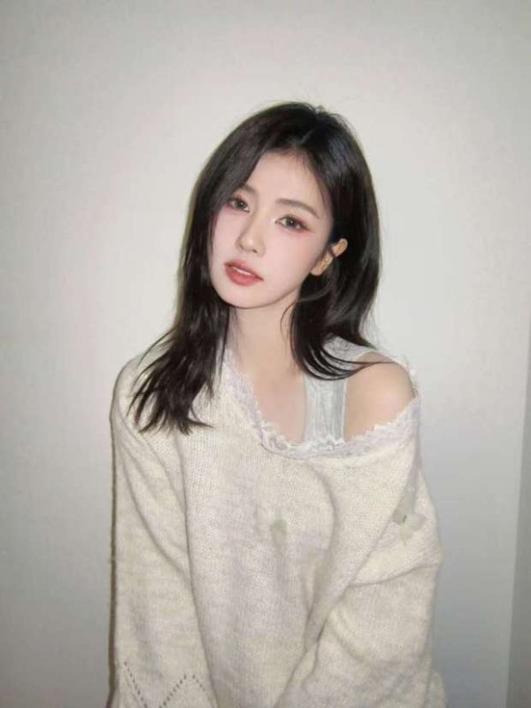 白鹿居家随拍温柔灵动，对镜头托腮好软萌