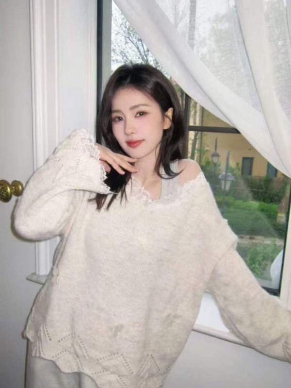 白鹿托腮浅笑，甜度超标。