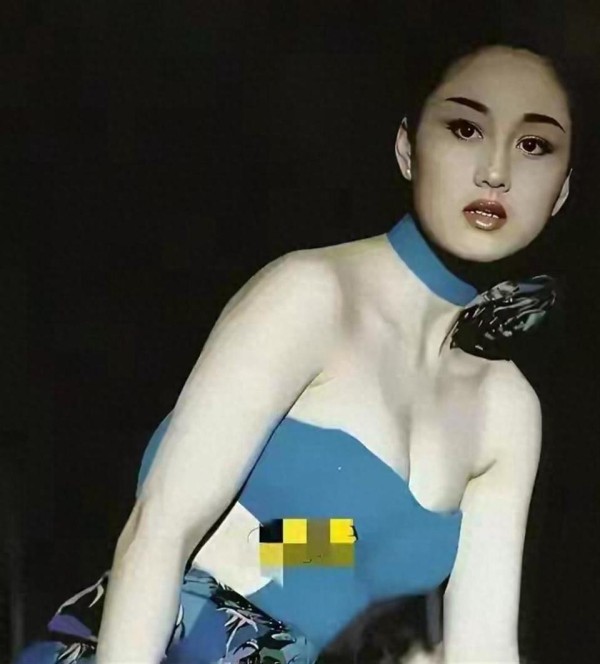 这是利智在九十年代的照片，穿着抹胸，唇红齿白，皮肤白皙嫩滑