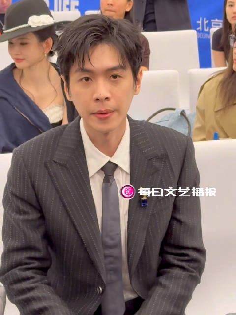 北影节开幕｜@张若昀 乖巧候场中