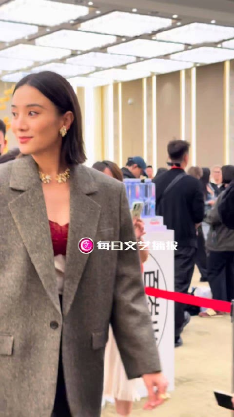 北影节开幕｜换了发型的@宋佳 气场依然两米八！