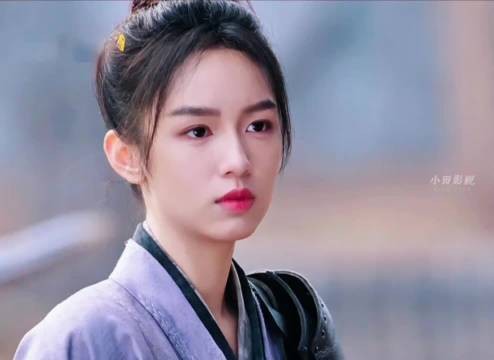 《锦月如歌》开播,周也领衔女扮男装从军首日引关注