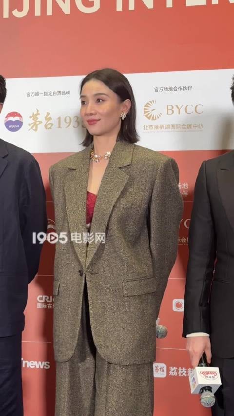 宋佳北影节开幕式比心亮相携新片余烬