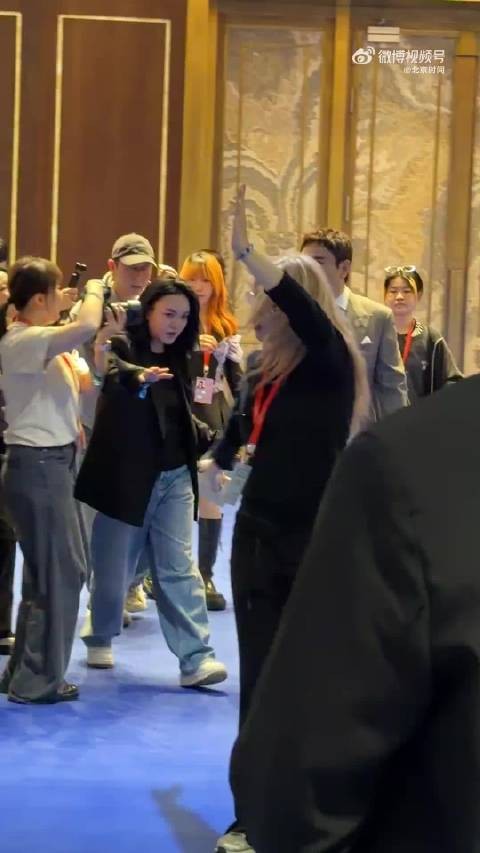 沈腾北影节后台回应丽姐在哪，贴心指认显默契