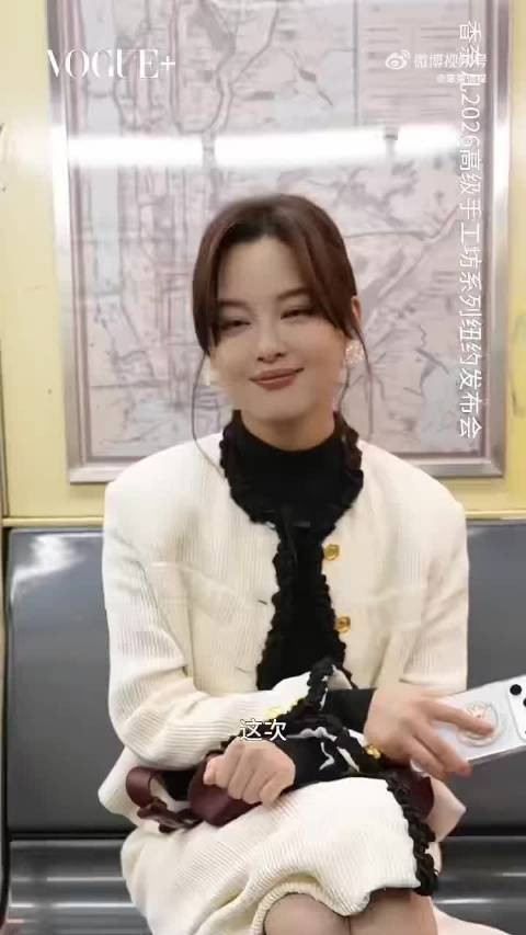 辛芷蕾穿去年相中服装登芭莎封面