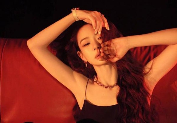 搜狐娱乐讯 近日，戚薇红调写真释出，黑吊带搭配卷发造型，在暖调光影中尽显慵懒魅惑气质，氛围感十足。