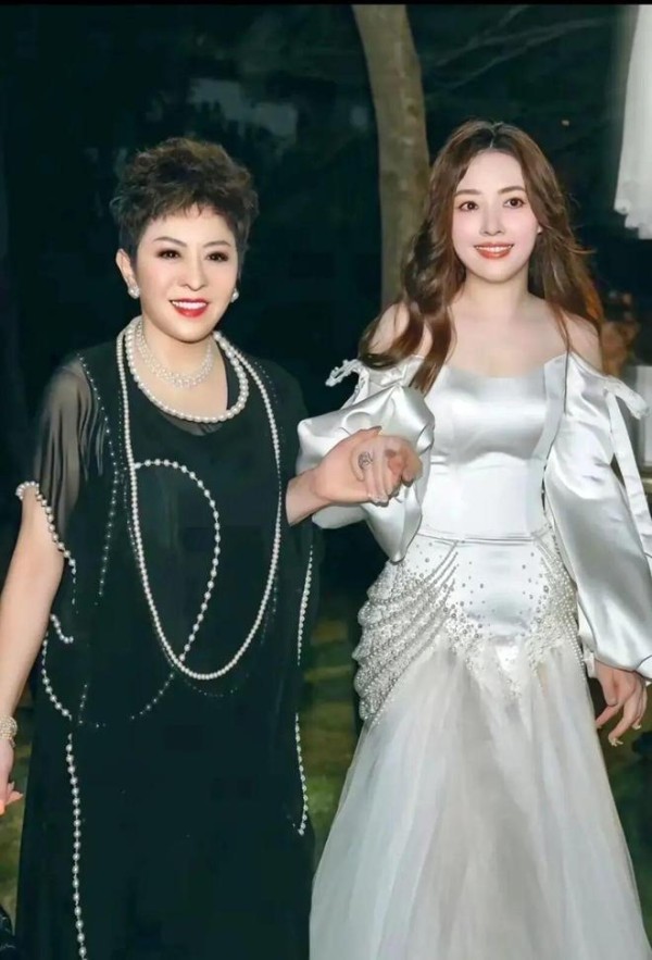 向太自曝拆散向佐多段恋情：豪门不是童话，是另一场博弈