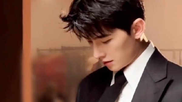 杨洋西装造型尽显精英气质