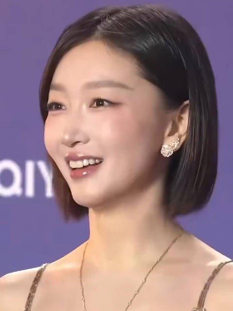 周冬雨短发状态绝佳