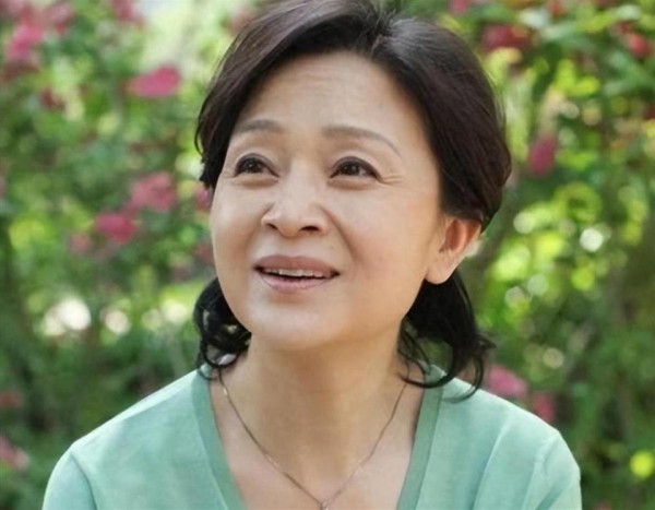 67岁刘莉莉定居日本，二婚嫁富商不再拍戏，晚年为不婚的女儿操心