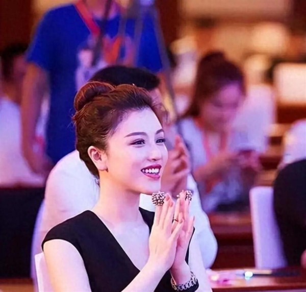 和刘翔离婚后，她离开上海，人气不温不火，如今仍是单身